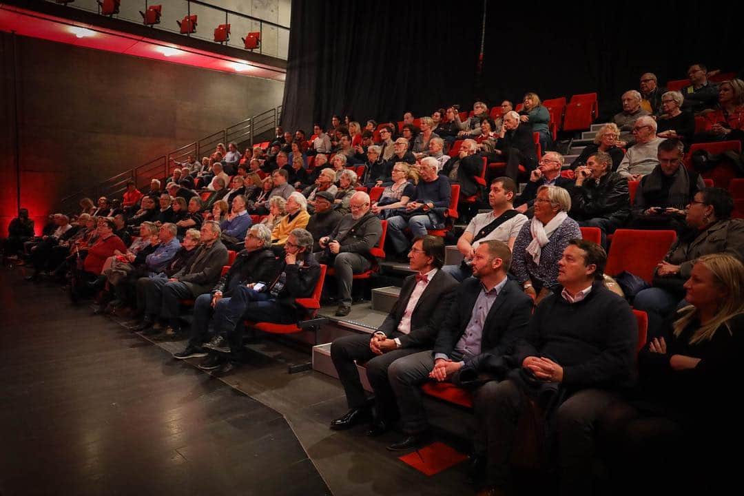 エリオ・ディルポさんのインスタグラム写真 - (エリオ・ディルポInstagram)「Mille mercis à toutes les personnes présentes hier soir à Soignies pour la conférence-débat "La parole est à vous". À commencer par Fabienne Winckel (Bourgmestre) et Patrick Prévot (Député wallon), qui m’ont fait l’amitié de m’accueillir.  Prochain rendez-vous ➡️ Lundi 8 avril à Châtelet 👈🏻 #conference #debat #laparoleestavous #soignies #ps #socialiste #partisocialiste #instagood」4月3日 21時19分 - eliodirupo