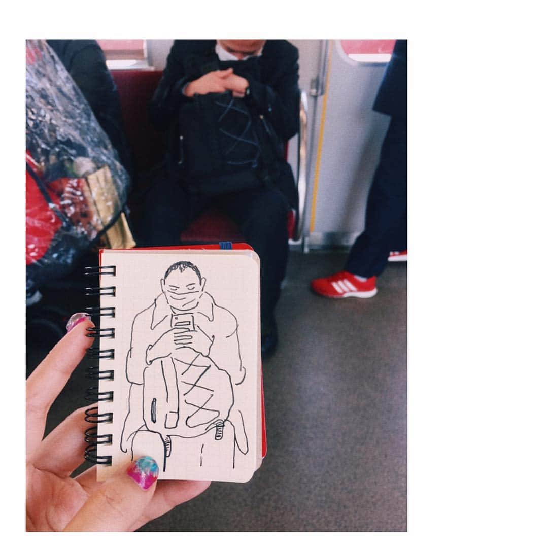 WALNUTさんのインスタグラム写真 - (WALNUTInstagram)「Wobbly train ride #walsketch_ 🌸 一年でもっとも眠たい季節。 #trainsketching #sketching #tokyo #spring #東京 #電車」4月3日 21時20分 - walnut_illustration