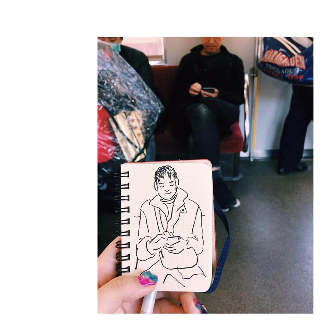 WALNUTさんのインスタグラム写真 - (WALNUTInstagram)「Wobbly train ride #walsketch_ 🌸 一年でもっとも眠たい季節。 #trainsketching #sketching #tokyo #spring #東京 #電車」4月3日 21時20分 - walnut_illustration