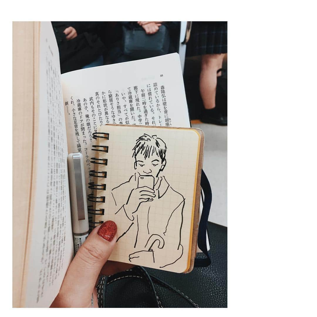 WALNUTさんのインスタグラム写真 - (WALNUTInstagram)「Wobbly train ride #walsketch_ 🌸 一年でもっとも眠たい季節。 #trainsketching #sketching #tokyo #spring #東京 #電車」4月3日 21時20分 - walnut_illustration