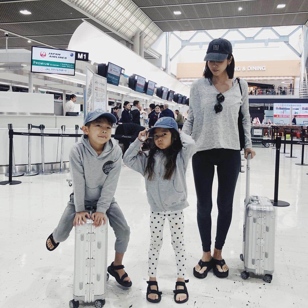 西山美希子さんのインスタグラム写真 - (西山美希子Instagram)「初の子連れ３人海外旅行🛩にドキドキ（グアムだけどw）💓出国手続きやらESTAやら、いつも全部パパがやってくれてたから、いちいちアタフタ💦優しいグアムの空港スタッフの方々に質問しまくってホテルに着きましたっ！（←大げさ😂）」4月3日 21時29分 - mariaclove