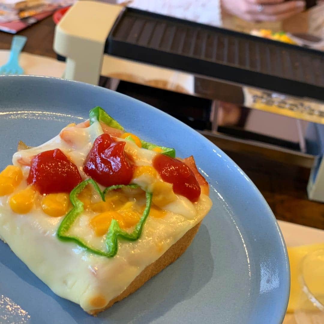 小松彩夏さんのインスタグラム写真 - (小松彩夏Instagram)「﻿ 先日、キッチン家電ブランド『レコルト』( @recolte_official )さんの1day cooking lessonに参加してきました♡﻿ ﻿ 以前から店頭で拝見してから気になっていた【ラクレット&フォンデュメーカー メルト】の使い方を料理研究家・管理栄養士のエダジュンさん( @edajun )がわかりやすくレクチャーしてくださいました！﻿ ﻿ チーズが大好きな私にピッタリな商品♡﻿ お家で簡単にラクレットが食べられちゃうなんて...‼︎﻿ ﻿ グリルプレートも付いていて、野菜やお肉を焼いている間に、下の段でラクレットチーズがトロトロに...♡﻿ ﻿ なんて画期的な...‼︎﻿ ﻿ ラクレットチーズの他にもカマンベールチーズやモッツァレラチーズも試してみましたが、どれも簡単にトロトロのチーズが完成☆﻿ ﻿ 付属の可愛らしいココットでチーズフォンデュやチョコレートフォンデュも楽しめちゃいます♡﻿ ﻿ これでホームパーティはデザートまで完璧です！！﻿ ﻿ 最近はバケットや目玉焼きやウィンナーを焼いて、朝ごはんにも使っています♡﻿ ﻿ #レコルト #recolte #pr #ラクレットアンドフォンデュメーカーメルト #メルト #racletteandfonduemakermelt #ラクレット　#フォンデュ #ラクレットチーズ #raclette #ホームパーティー  #チーズ #チーズ好き #チーズフォンデュ #チョコレートフォンデ #lerustique #ルルスティック #朝ごはん #TENOHA #TENOHA代官山 #代官山」4月3日 21時22分 - official_ayaka_502