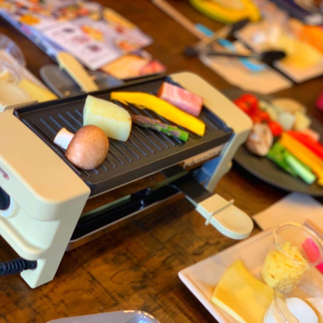 小松彩夏さんのインスタグラム写真 - (小松彩夏Instagram)「﻿ 先日、キッチン家電ブランド『レコルト』( @recolte_official )さんの1day cooking lessonに参加してきました♡﻿ ﻿ 以前から店頭で拝見してから気になっていた【ラクレット&フォンデュメーカー メルト】の使い方を料理研究家・管理栄養士のエダジュンさん( @edajun )がわかりやすくレクチャーしてくださいました！﻿ ﻿ チーズが大好きな私にピッタリな商品♡﻿ お家で簡単にラクレットが食べられちゃうなんて...‼︎﻿ ﻿ グリルプレートも付いていて、野菜やお肉を焼いている間に、下の段でラクレットチーズがトロトロに...♡﻿ ﻿ なんて画期的な...‼︎﻿ ﻿ ラクレットチーズの他にもカマンベールチーズやモッツァレラチーズも試してみましたが、どれも簡単にトロトロのチーズが完成☆﻿ ﻿ 付属の可愛らしいココットでチーズフォンデュやチョコレートフォンデュも楽しめちゃいます♡﻿ ﻿ これでホームパーティはデザートまで完璧です！！﻿ ﻿ 最近はバケットや目玉焼きやウィンナーを焼いて、朝ごはんにも使っています♡﻿ ﻿ #レコルト #recolte #pr #ラクレットアンドフォンデュメーカーメルト #メルト #racletteandfonduemakermelt #ラクレット　#フォンデュ #ラクレットチーズ #raclette #ホームパーティー  #チーズ #チーズ好き #チーズフォンデュ #チョコレートフォンデ #lerustique #ルルスティック #朝ごはん #TENOHA #TENOHA代官山 #代官山」4月3日 21時22分 - official_ayaka_502