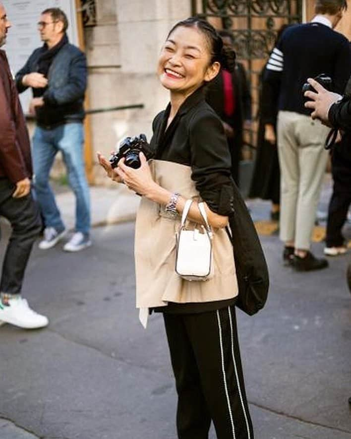 シトウレイさんのインスタグラム写真 - (シトウレイInstagram)「Remember street style shooting at paris.  Photo by @simonzchetrit .  絶賛24日のセミナーに向けて資料をまとめているとこなんですが、 撮った写真を見直してるうちに いい素材で出来た黒ジャケットと黒パンツ(セットアップ)がなんか今改めて気になって来て。  なんとなくですがモードの要素として「服としての質の良さがしっかりわかるもの」に回帰する傾向になってきてるのかな、と。  #ファッションセミナー #モードについて #推敲 #ジャケット #質の良さ #jacket #setup #reishito」4月3日 21時25分 - reishito