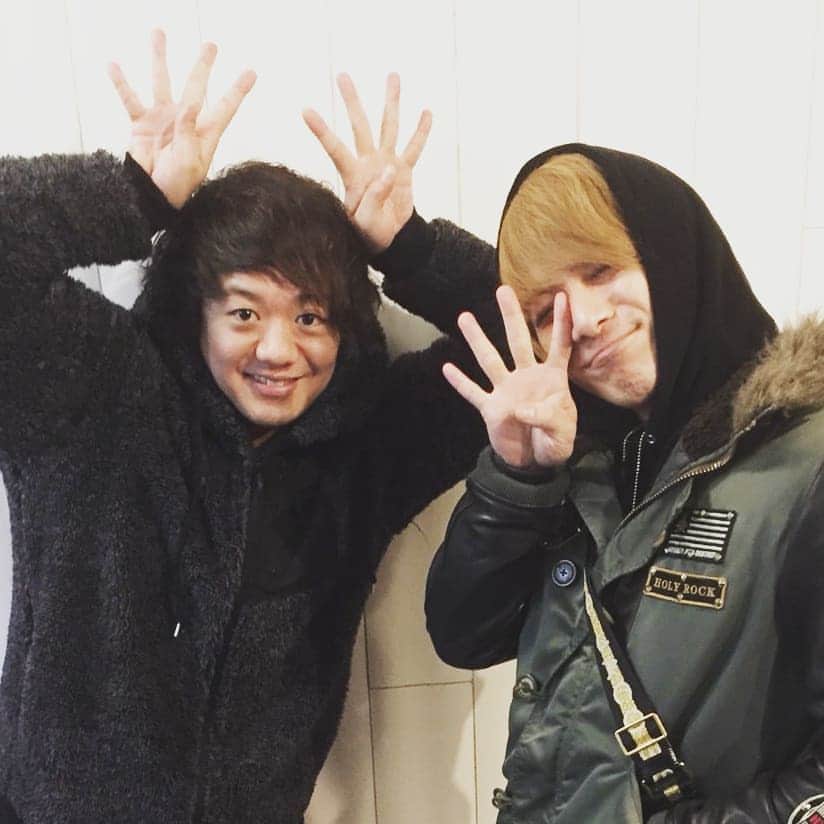 ヨースケコースケのインスタグラム：「「4のポーズ！」 byヨースケコースケ . ヨースケコースケ ワンマンライブ 「Ticket to million stars tour」 . ■4/7(日)神田明神ホール . 昼の部open13:15 start14:15 夜の部open17:00 start18:00 . >>チケット好評発売中！(peatix 先着順) . #ヨースケコースケ #サカノウエヨースケ #米原幸佑 #神田明神ホール」