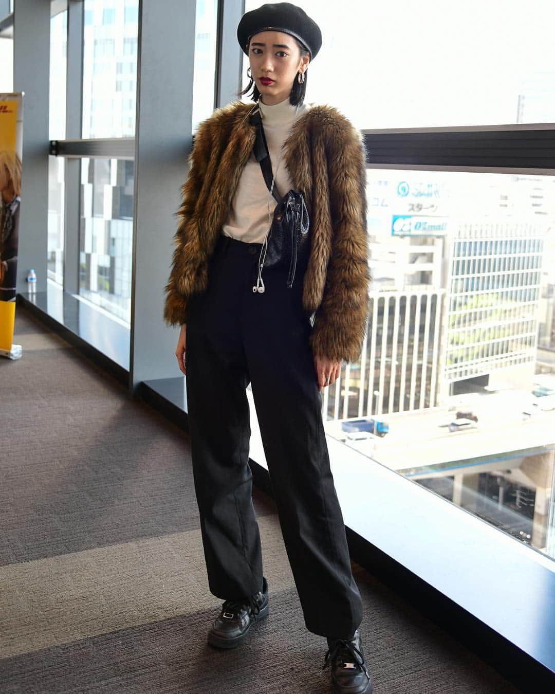 WWDジャパンさんのインスタグラム写真 - (WWDジャパンInstagram)「【スナップ】“ハレ系男子”が減った？　東コレ「ハレ」来場者をスナップ﻿ ﻿  アダストリアの「ハレ（HARE）」は「アマゾン ファッション ウィーク東京（Amazon Fashion Week TOKYO」期間中の3月21日、2019-20年秋冬コレクションのランウエイショーを渋谷ヒカリエで開催した。同ブランドはここ数シーズン多数の顧客をショーに招いており、同ブランドらしい、トレンドを盛り込んだアイテムを身に着けている“ハレ系男子”が多いのが特徴だ。前シーズンはマッシュヘアにドレープ感のあるシャツ、クロップド丈のワイドパンツを着こなす来場者が多かった。しかし、今シーズンは顧客が少なめの印象。﻿ ﻿ スナップ全23枚はストーリーまたはプロフィールのリンクから🔗﻿ ﻿ #WWDsnap ←過去のスナップはこちらからチェック﻿ ﻿ PHOTOS : KENTA IRIGUCHI﻿ ﻿ #HARE #ハレ #AFWT #AmazonFWT #JFWT」4月3日 21時37分 - wwd_jp