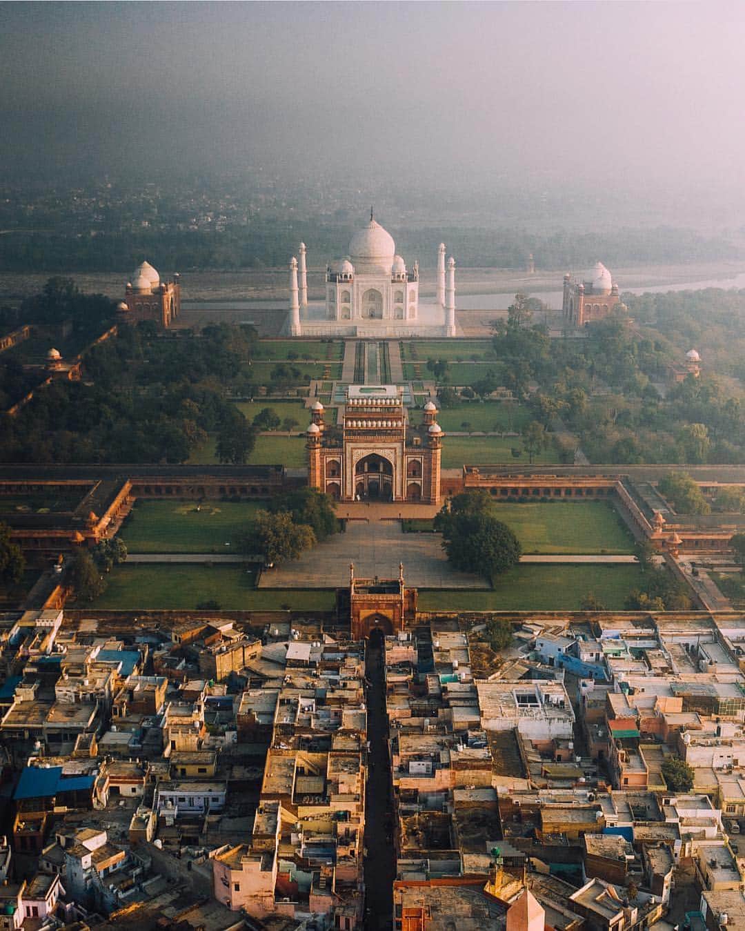 Earth Picsさんのインスタグラム写真 - (Earth PicsInstagram)「Taj Mahal located in Agra India 🇮🇳 by @jacob」4月3日 21時31分 - earthpix