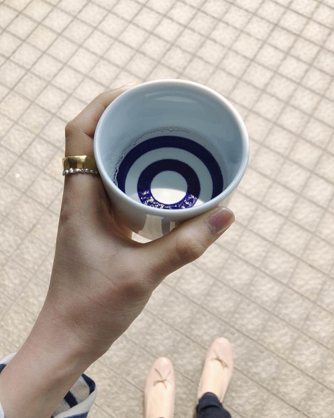 村田倫子さんのインスタグラム写真 - (村田倫子Instagram)「日本酒がいちばんすき。 . 先月の神戸の旅にて すごーく美味しい子に出会えた。 百黙という銘柄。 試飲させてもらったのですが 白ワインみたいなお上品な風味なんです。 兵庫とパリでしか買えないらしい、、、 迷わず、晩酌用に購入しました。 (もう全部呑んでしまったけれど笑。) お近くにお住いの方はぜひ！ すぐに手に入るのが羨ましいです… . また神戸に行く理由ができてうれしい🍶 #日本酒 #菊正宗酒造記念館  #百黙」4月3日 21時32分 - rinco1023