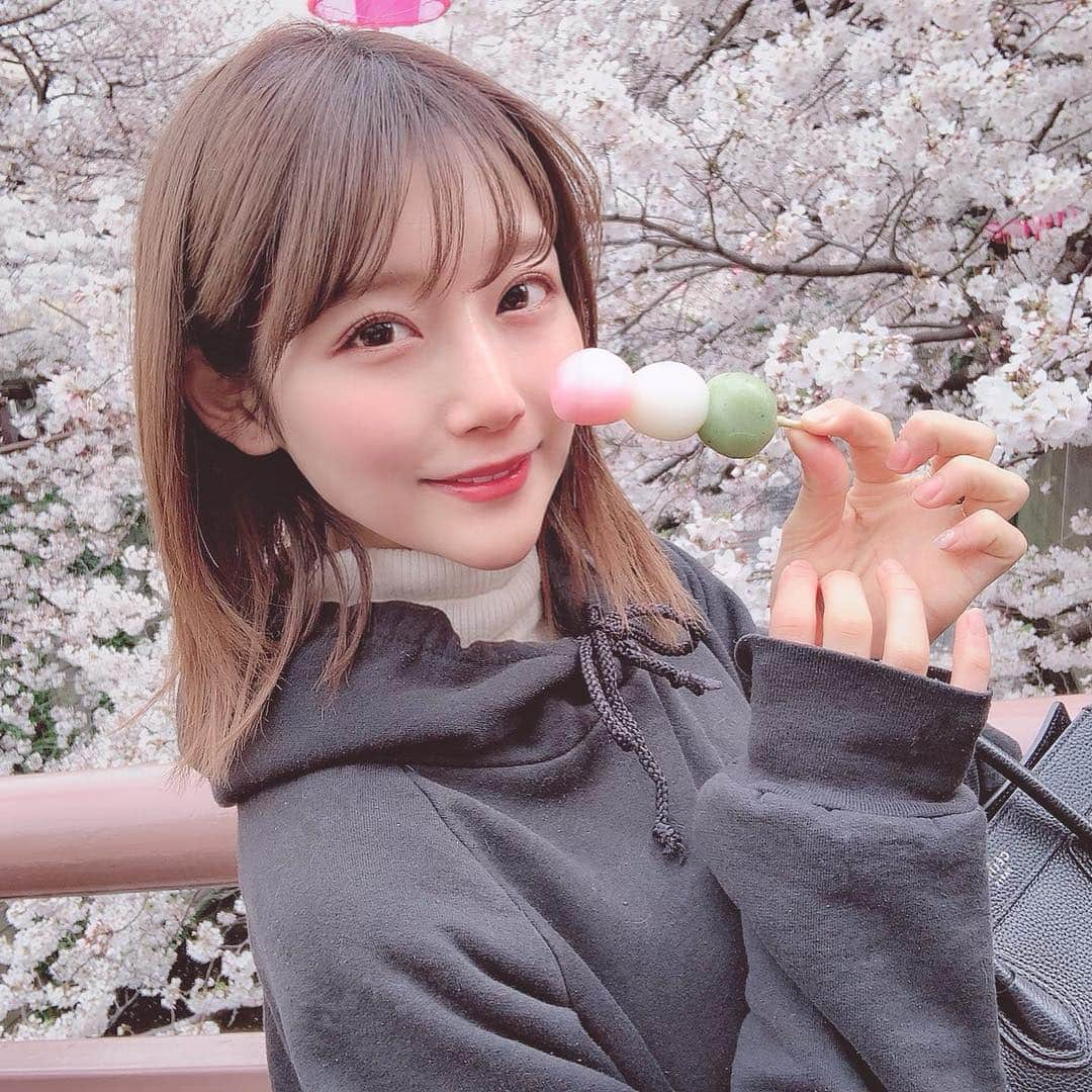 蒼川愛さんのインスタグラム写真 - (蒼川愛Instagram)「Swipe>>>>❁❁❁ ピンクメイクに使ったコスメたち！ストーリーにも載せたけど、品番とか加えて詳しく改めて投稿します🐰🌸 . セザンヌのこのリップめっちゃ発色良くて神でした🙏🏻 おだんご食べる時に撮った写真ではもう結構落ちてるけど塗りたての発色すごい！！この色がかわいい🥰 . あとBoricaのコンシーラはくすみを飛ばすピンクとシミを消す黄色ベースの二刀流で強い卍 伸びが良いから下地と同じ感覚で使ってる☺︎ . CANMAKEのハイライトはパウダーの前後どっちも使える優秀さ◎ベージュ系もあったけど私はホワイト系にしたよ〜〜白浮きしないから全然余裕\( ˆoˆ )/ . ラロッシュはSPF50なので外出時のベースにも◎Innisfreeのパウダーは使いやすくて小さくて適度なサラ付きだから好き🥰🥰 . CANMAKEのシャドウとライナーの組み合わせが可愛かった！ピンクというより深みある赤系なんだけど、幼くならずにカラーメイクできるから買ってよかった〜〜て思ってる！なんか顔幼いけど！（笑） 目の下にCLIOのM10でキラキラ乗せたかったけど急いでたから省いた( ;ᴗ; ) . こんな感じかな？ CLIOのチークはじゅわっとした質感で重ねても厚くならずに透明感ある血色肌が生まれるから最高すぎる、、クリームチーク大好きマン🥺🥺 あと載せ忘れたけどマスカラはD.U.P💪🏻♡ . . . . . #春メイク#ピンクメイク#プチプラ#コスメ#キャンメイク #l4l#Instagram#instadaily#my#favorite#cosmetics#me」4月3日 21時32分 - tougarashi_suki