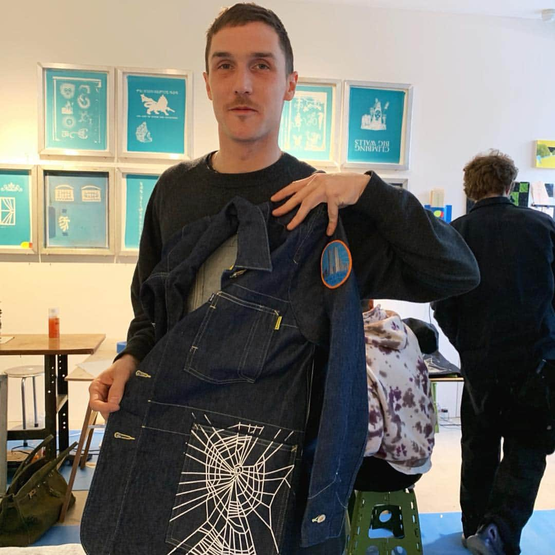 小木 "Poggy" 基史さんのインスタグラム写真 - (小木 "Poggy" 基史Instagram)「@levis “THERE IS NO STRONG”  Customization Art Exhibition. NYの新進気鋭アーティストの作品をデニムにカスタマイズできるコーナーも。しかも @lqqkstudio のAlexが自ら手刷りしてくれるなんて👖✂️👍」4月3日 21時33分 - poggytheman