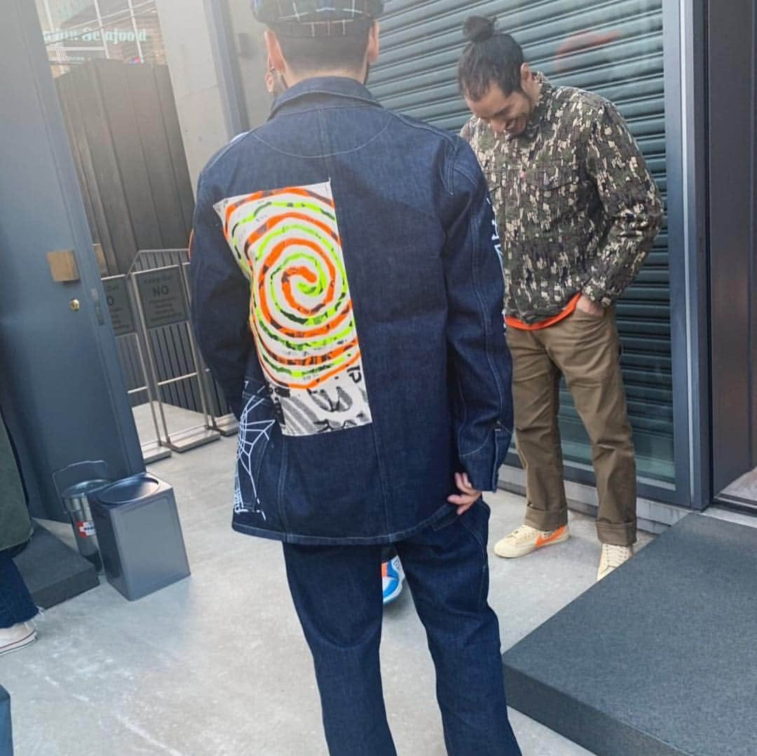 小木 "Poggy" 基史さんのインスタグラム写真 - (小木 "Poggy" 基史Instagram)「@levis “THERE IS NO STRONG”  Customization Art Exhibition. NYの新進気鋭アーティストの作品をデニムにカスタマイズできるコーナーも。しかも @lqqkstudio のAlexが自ら手刷りしてくれるなんて👖✂️👍」4月3日 21時33分 - poggytheman