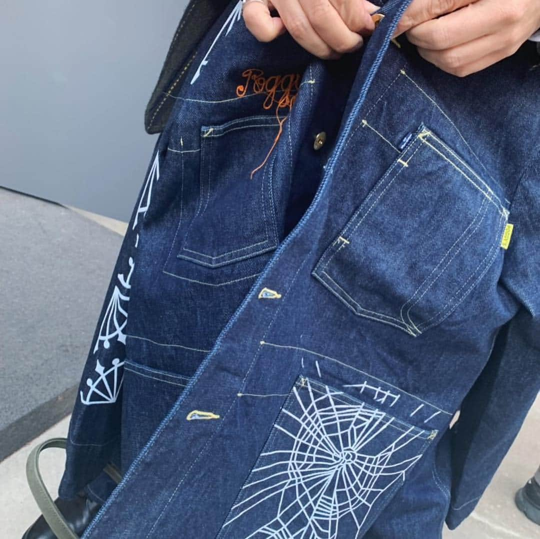 小木 "Poggy" 基史さんのインスタグラム写真 - (小木 "Poggy" 基史Instagram)「@levis “THERE IS NO STRONG”  Customization Art Exhibition. NYの新進気鋭アーティストの作品をデニムにカスタマイズできるコーナーも。しかも @lqqkstudio のAlexが自ら手刷りしてくれるなんて👖✂️👍」4月3日 21時33分 - poggytheman