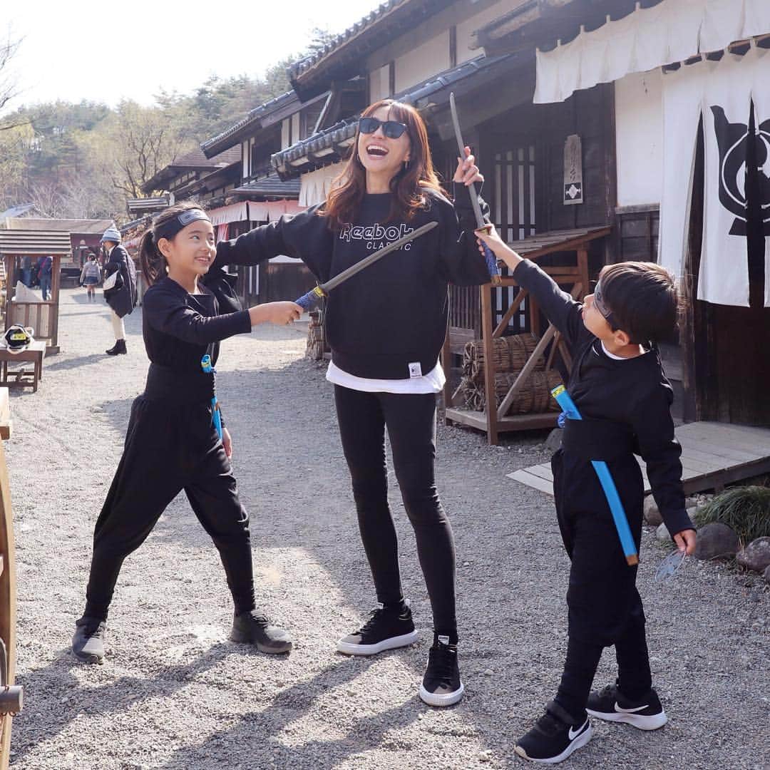 二宮こずえさんのインスタグラム写真 - (二宮こずえInstagram)「. . 日光江戸村にて 忍者に変身し なりきる子どもたち . 私服なのに 変身してないのに 誰よりも忍者なあたし . ちなみに 小さな頃のあたしの夢は 忍者ハットリくんだった にんにん . . トレーナー @reebokjp  レギンス @adidasoriginals  スニーカー @puma @sonnylabel . #153cm#153cmコーデ . .」4月3日 21時39分 - cozue_n
