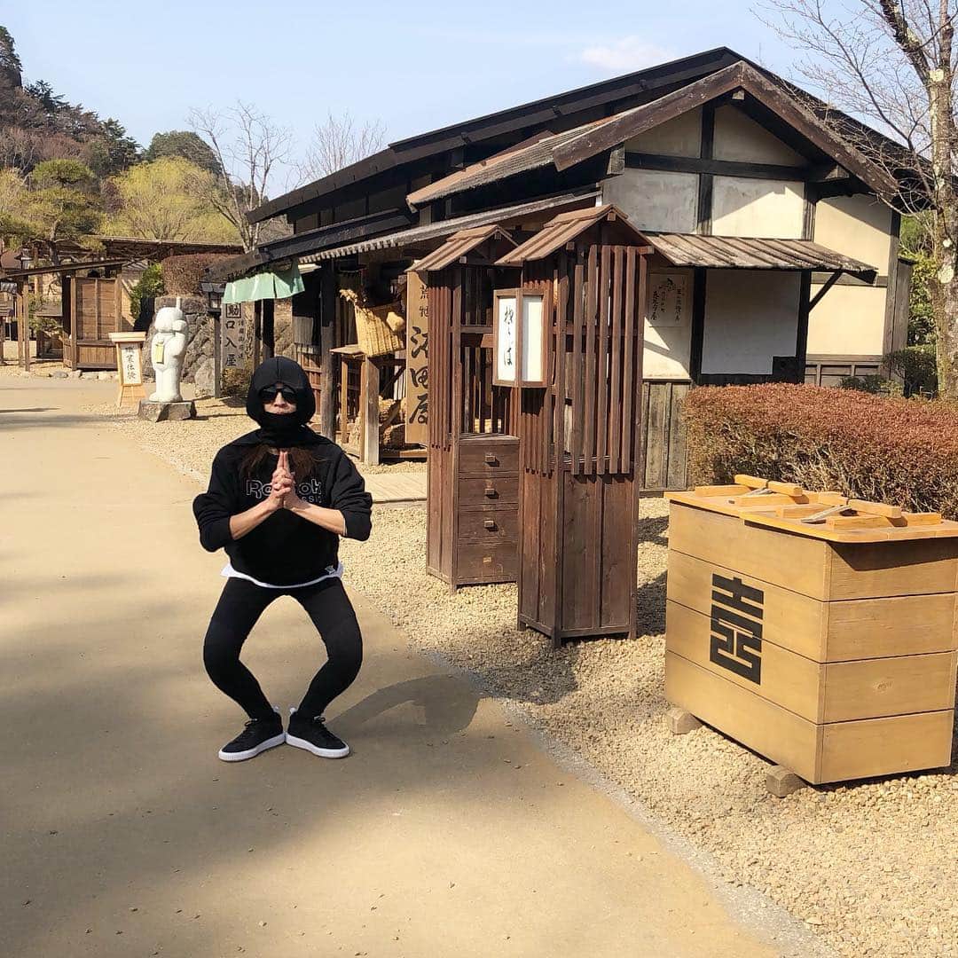 二宮こずえさんのインスタグラム写真 - (二宮こずえInstagram)「. . 日光江戸村にて 忍者に変身し なりきる子どもたち . 私服なのに 変身してないのに 誰よりも忍者なあたし . ちなみに 小さな頃のあたしの夢は 忍者ハットリくんだった にんにん . . トレーナー @reebokjp  レギンス @adidasoriginals  スニーカー @puma @sonnylabel . #153cm#153cmコーデ . .」4月3日 21時39分 - cozue_n