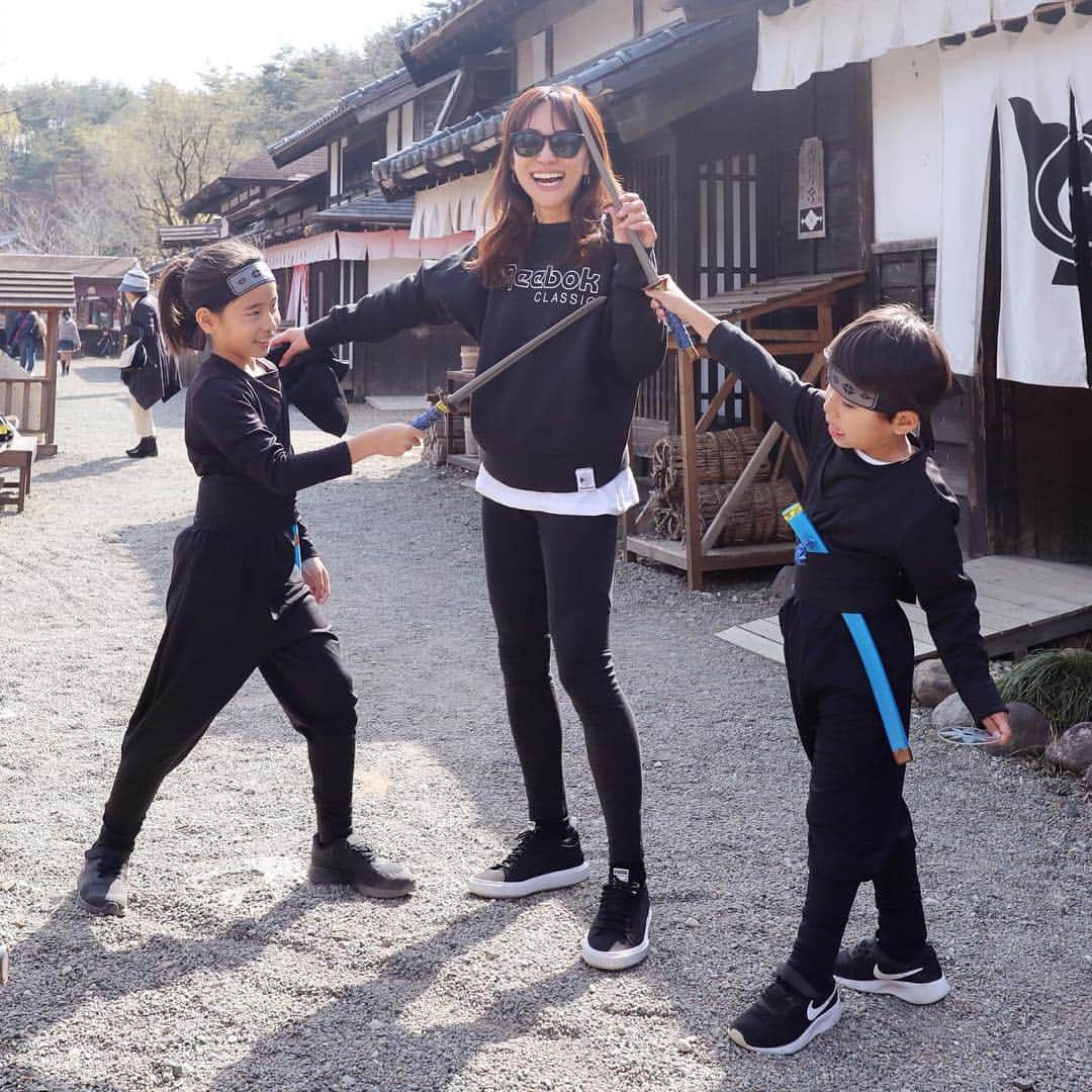 二宮こずえさんのインスタグラム写真 - (二宮こずえInstagram)「. . 日光江戸村にて 忍者に変身し なりきる子どもたち . 私服なのに 変身してないのに 誰よりも忍者なあたし . ちなみに 小さな頃のあたしの夢は 忍者ハットリくんだった にんにん . . トレーナー @reebokjp  レギンス @adidasoriginals  スニーカー @puma @sonnylabel . #153cm#153cmコーデ . .」4月3日 21時39分 - cozue_n