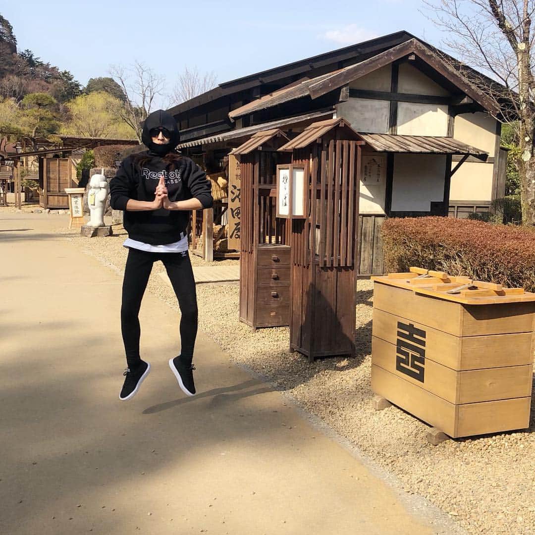 二宮こずえさんのインスタグラム写真 - (二宮こずえInstagram)「. . 日光江戸村にて 忍者に変身し なりきる子どもたち . 私服なのに 変身してないのに 誰よりも忍者なあたし . ちなみに 小さな頃のあたしの夢は 忍者ハットリくんだった にんにん . . トレーナー @reebokjp  レギンス @adidasoriginals  スニーカー @puma @sonnylabel . #153cm#153cmコーデ . .」4月3日 21時39分 - cozue_n