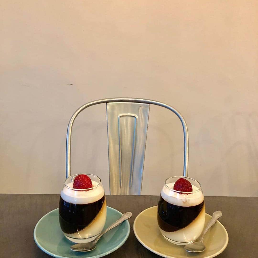 isutaさんのインスタグラム写真 - (isutaInstagram)「. 下北沢にあるカップケーキで人気のお店「ON THE WAY」の新店舗「ON THE WAY, cafe & bar」をご紹介♡ . ブルーとオレンジのストライプのドアが目印のお店です♩ . 店内では、ランチメニューはもちろん、いちごがのったエスプレッソコーヒーゼリーやティラミス、プリンなどのスイーツが食べられます♩ . ポップで可愛い空間なので、つい長居しちゃいますよ❤︎ . ぜひ遊びに行ってみてくださいね！ _____ ON THE WAY, cafe & bar open：8:00〜24:00 access：東京都世田谷区北沢2-23-11 藤森ビル1F _____ photo by @insomnia___01 @sakurakohan . #isuta #isutapic #isutacafe #イスタ #下北沢カフェ #カフェ #onthewaycafebar」4月3日 21時35分 - isuta_jp