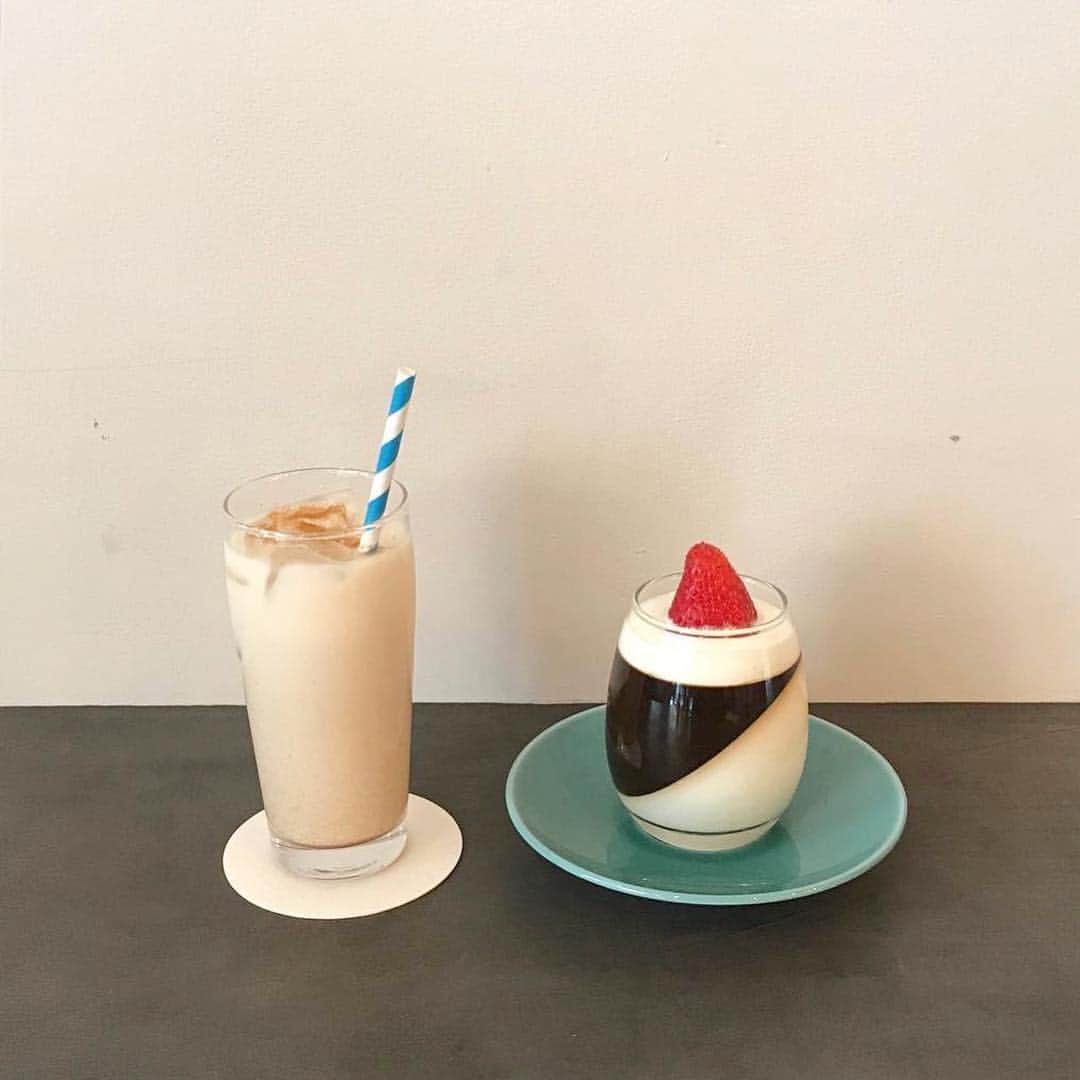 isutaさんのインスタグラム写真 - (isutaInstagram)「. 下北沢にあるカップケーキで人気のお店「ON THE WAY」の新店舗「ON THE WAY, cafe & bar」をご紹介♡ . ブルーとオレンジのストライプのドアが目印のお店です♩ . 店内では、ランチメニューはもちろん、いちごがのったエスプレッソコーヒーゼリーやティラミス、プリンなどのスイーツが食べられます♩ . ポップで可愛い空間なので、つい長居しちゃいますよ❤︎ . ぜひ遊びに行ってみてくださいね！ _____ ON THE WAY, cafe & bar open：8:00〜24:00 access：東京都世田谷区北沢2-23-11 藤森ビル1F _____ photo by @insomnia___01 @sakurakohan . #isuta #isutapic #isutacafe #イスタ #下北沢カフェ #カフェ #onthewaycafebar」4月3日 21時35分 - isuta_jp