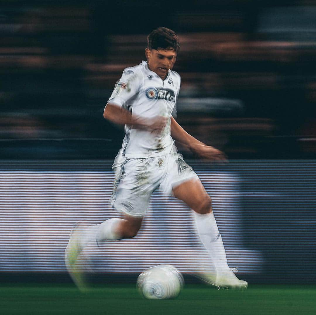 スウォンジー・シティAFCさんのインスタグラム写真 - (スウォンジー・シティAFCInstagram)「📸 | We managed to capture @daniel_james97 in his natural habitat...🏃‍♂️💨 ••• #DJ20 #fast #speed #football #Swans #SwanseaCity #blurred」4月3日 21時35分 - swansofficial