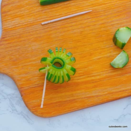maki ogawaさんのインスタグラム写真 - (maki ogawaInstagram)「きゅうりのお花のお弁当。 きゅうりをねじってお花にしてみました。  Cucumber flower.  Pls ask me if you have any questions about how-to in English💓💓💓 #foodstagram #lunch #Japanese_food #japanfood #yummy #obento  #bento #decoben #bentoexpo #japanesecuisine  #japanesebento #instart #お弁当記録 #クッキングラム #料理好きな人と繋がりたい #おべんとう記録 #おべんとう作り楽しもう部 #お弁当 #bentomaker #bentolover #おべんたぐらむ #ママリクッキング #息子弁当 #高校生弁当 ﻿﻿﻿#きゅうり #キャラ弁 #charaben  http://www.facebook.com/cuteobento﻿﻿﻿﻿﻿﻿﻿﻿﻿﻿ http://cuteobento.blog.jp」4月3日 21時35分 - cuteobento