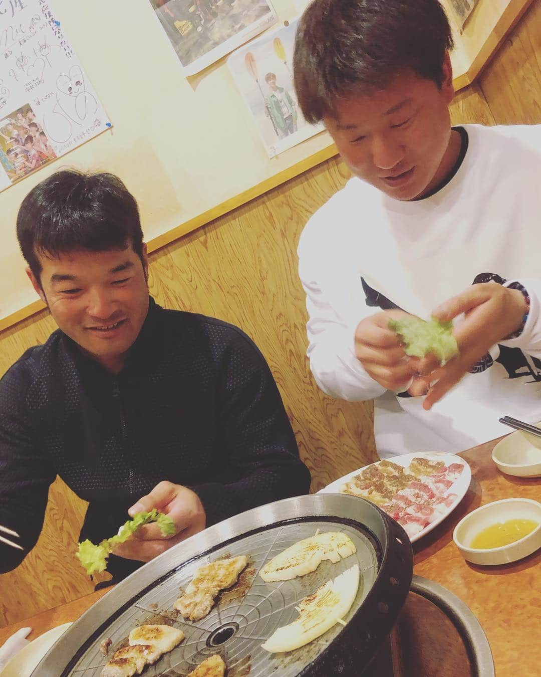 金子千尋さんのインスタグラム写真 - (金子千尋Instagram)「仙台に来たらかなりの確率で食べに行く韓国料理屋さん🇰🇷🍚 ． #どこに行っても居るゴンゾー #自分の本名を忘れたゴンゾー #そんなヨコヤマテツヤ そして #サムギョプサル を食べる #サムギョプサル間 #アカマダヨ 昨年オリックスからベイスターズに トレードで移籍した赤間謙 #赤間と書いて #セキマ #アカマダヨ コンロにピントを持っていかれる #赤間謙 #アカマケン 4枚目はシレッと#スー をしている ． 久しぶり会ったけど元気でした！ ． アカマケンでした。」4月3日 21時36分 - kanekochihiro_official