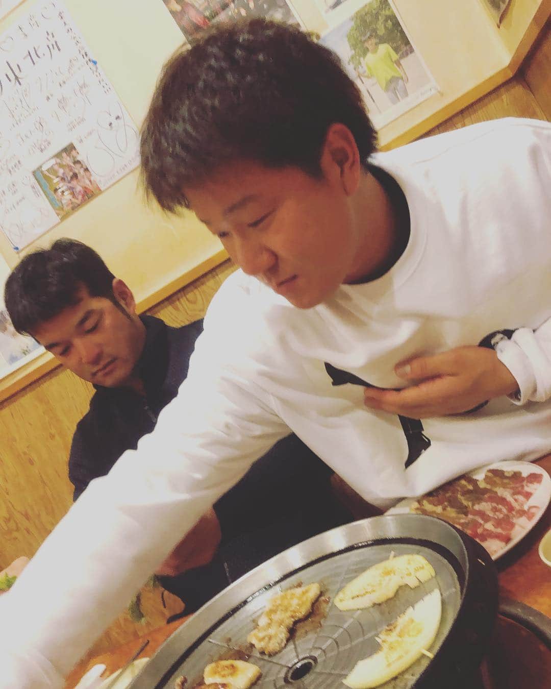 金子千尋さんのインスタグラム写真 - (金子千尋Instagram)「仙台に来たらかなりの確率で食べに行く韓国料理屋さん🇰🇷🍚 ． #どこに行っても居るゴンゾー #自分の本名を忘れたゴンゾー #そんなヨコヤマテツヤ そして #サムギョプサル を食べる #サムギョプサル間 #アカマダヨ 昨年オリックスからベイスターズに トレードで移籍した赤間謙 #赤間と書いて #セキマ #アカマダヨ コンロにピントを持っていかれる #赤間謙 #アカマケン 4枚目はシレッと#スー をしている ． 久しぶり会ったけど元気でした！ ． アカマケンでした。」4月3日 21時36分 - kanekochihiro_official