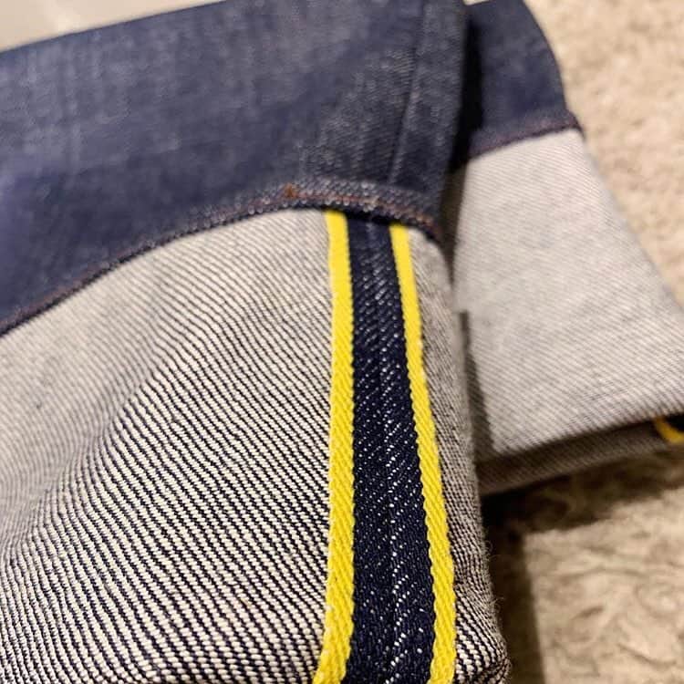 ジョンブルさんのインスタグラム写真 - (ジョンブルInstagram)「JOHNBULL BLUE LINE jeans﻿ slim / tapered / straight / slacks﻿ ﻿ slim jeans﻿ lot.21260 / ¥23,000+tax﻿ ﻿ tapered jeans﻿ lot.21261 / ¥23,000+tax﻿ ﻿ straight jeans﻿ lot.21259 / ¥23,000+tax﻿ ﻿ slacks﻿ lot.21262 / ¥25,000+tax﻿ ﻿ ﻿﻿ BLUE LINE﻿ ﻿ 本藍（天然藍）で染めたセルヴィッチデニムを使用したノンウォッシュデニムのジーンズ。﻿ ﻿インディゴ染めに比べて青みが強く出るのが特徴。﻿ ﻿ スラックス以外はセルヴィッチにキーカラーのイエローをさりげなく見えるようにしており、ロールアップして履いていただくとスタイリングのポイントになるデザインで仕上げました。﻿ ﻿ photo by @johnbull_kobe ﻿ ﻿ ﻿ #johnbull #johnbullprivatelabo  #johnbullblueline #johnbulldenim #denimfashion #bluedenim #denim #jeans #okayama #fashion #newarrival #summer #spring #mustitem #newin #pickupitems #2019ss #ジョンブル #ジョンブルプライベートラボ #ブルーライン #ジョンブルデニム #ブルーデニム #デニム #ジーンズ #本藍染 #藍染 #セルヴィッチデニム #岡山デニム #定番アイテム」4月3日 21時42分 - johnbull_private_labo