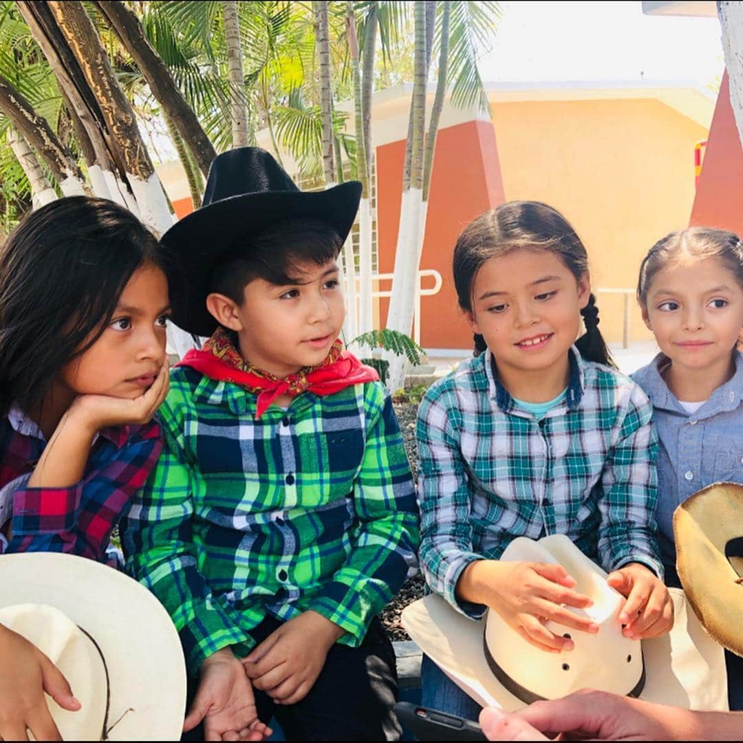 ペトラ・ネムコバさんのインスタグラム写真 - (ペトラ・ネムコバInstagram)「My dance partners 😉 🇲🇽💃 They surprised me and brought me to dance with them. You can imagine the result..🙈#schooldance #Mexico」4月3日 21時42分 - pnemcova
