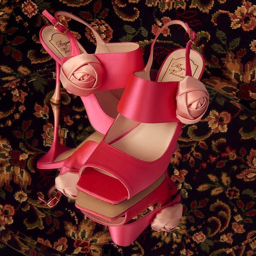 ロジェ・ヴィヴィエさんのインスタグラム写真 - (ロジェ・ヴィヴィエInstagram)「An homage to the Maison’s archives, #GherardoFelloni presents the #RoseButton sandals for #RogerVivier #SS19 with an exquisite tone on tone satin finish and a rose that is cut and shaped entirely by hand.  Discover the collection through link in bio.」4月3日 21時44分 - rogervivier