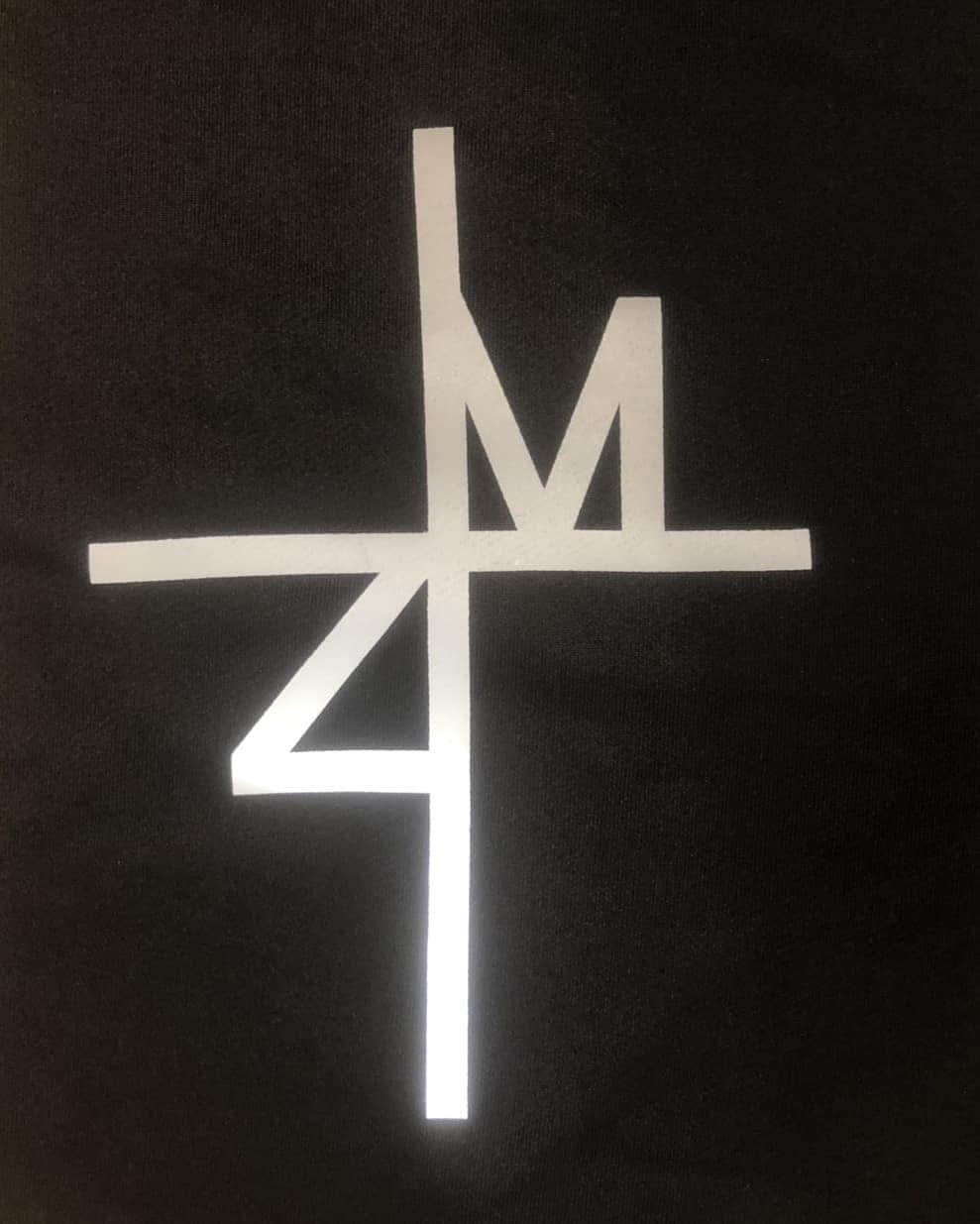 斉藤秀翼さんのインスタグラム写真 - (斉藤秀翼Instagram)「パーカーフードにデザインしたロゴ。 リフレクターでペイントしています。 1枚目が通常、2枚目がフラッシュ有り。 光ってます！！！ #パーカー #プリント #リフレクター #光 #反射 #IZM  #フード」4月3日 21時44分 - syuusuke.s