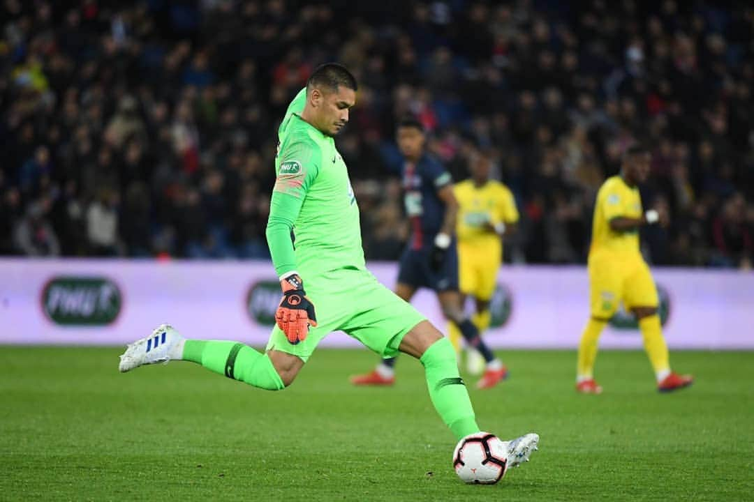 アルフォンス・アレオラさんのインスタグラム写真 - (アルフォンス・アレオラInstagram)「Direction la finale avec un bon clean sheet ! Bien vu la Force  @kimpembe3 💪🏽🔴🔵」4月4日 8時42分 - alphonseareola