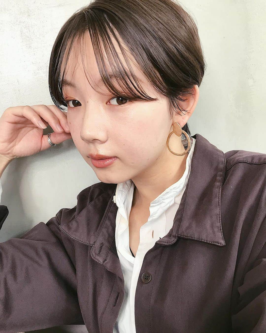 Ramie 山下未紗さんのインスタグラム写真 - (Ramie 山下未紗Instagram)「_ natural  ハンサムショート♩ . short は、もみあげ. 襟足 . シルエット がとーーーっても大切です♩ . 【オススメNo,1全員】カット＋カラー＋超音波トリートメント￥21060→￥14000 . #Killa#bob#ボブ#ミニボブ#外ハネ#切りっぱなしボブ#外国人風カラー#アディクシーカラー#イルミナカラー#グレージュ#ハイライト#3dカラー#ブリーチなし#ミルクティーベージュ#ショートヘア#ショートヘア#マッシュショート」4月4日 8時42分 - misa_yamashita