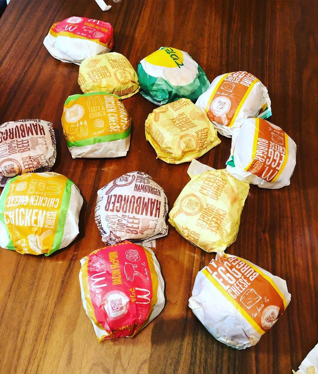 木村卓寛さんのインスタグラム写真 - (木村卓寛Instagram)「ハンバーガー何個食べられるかなと思っていっぱい買いました。 #結果5個 #でもたぶん #8個いける #マクドナルド #マクド #マック #クドルナ #家族で13個」4月4日 8時37分 - tenshinkimura