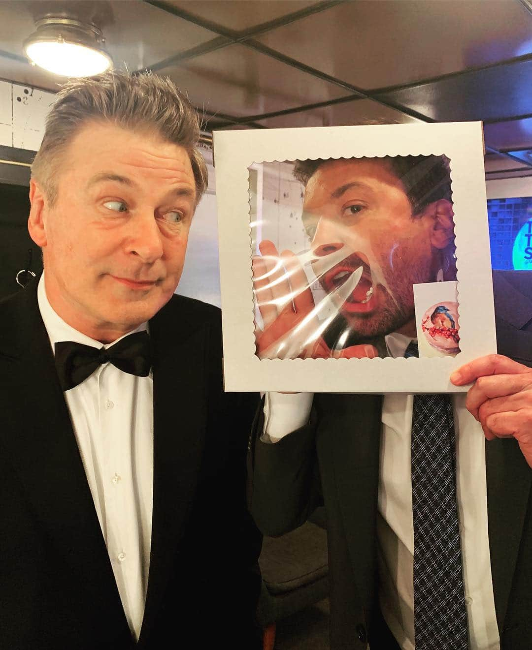 アレック・ボールドウィンさんのインスタグラム写真 - (アレック・ボールドウィンInstagram)「Nice to spend my birthday at @fallontonight and get a cake that looks so much like @jimmyfallon」4月4日 7時14分 - alecbaldwininsta