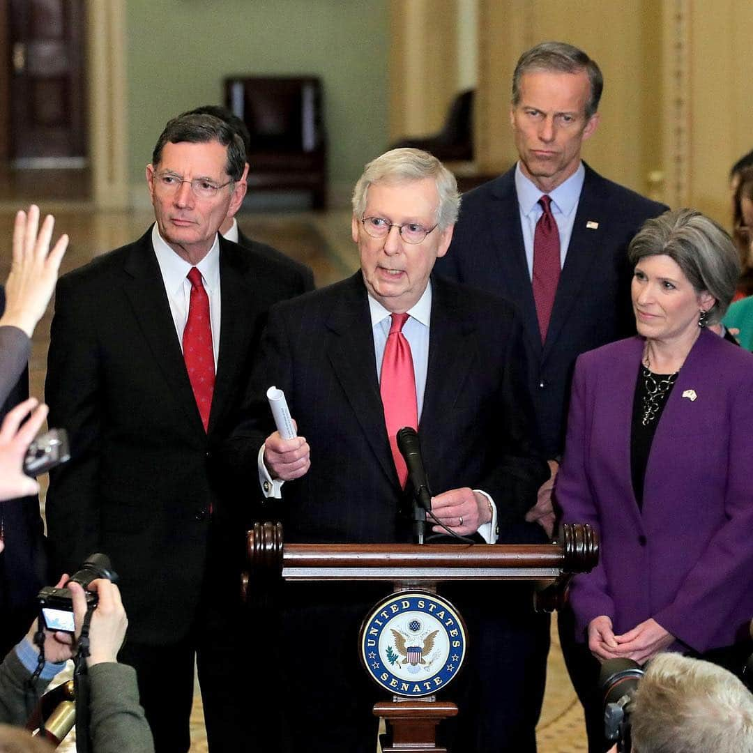 NBC Newsさんのインスタグラム写真 - (NBC NewsInstagram)「JUST IN: For second time today, Republicans use the "nuclear option" in a US #Senate vote to overturn the parliamentarian’s ruling on post-cloture debate; time for district court nominees is also now lowered from 30 hours to 2 hours. Click the link in our bio for more. . 📷 Brendan McDermid / @reuters」4月4日 7時14分 - nbcnews