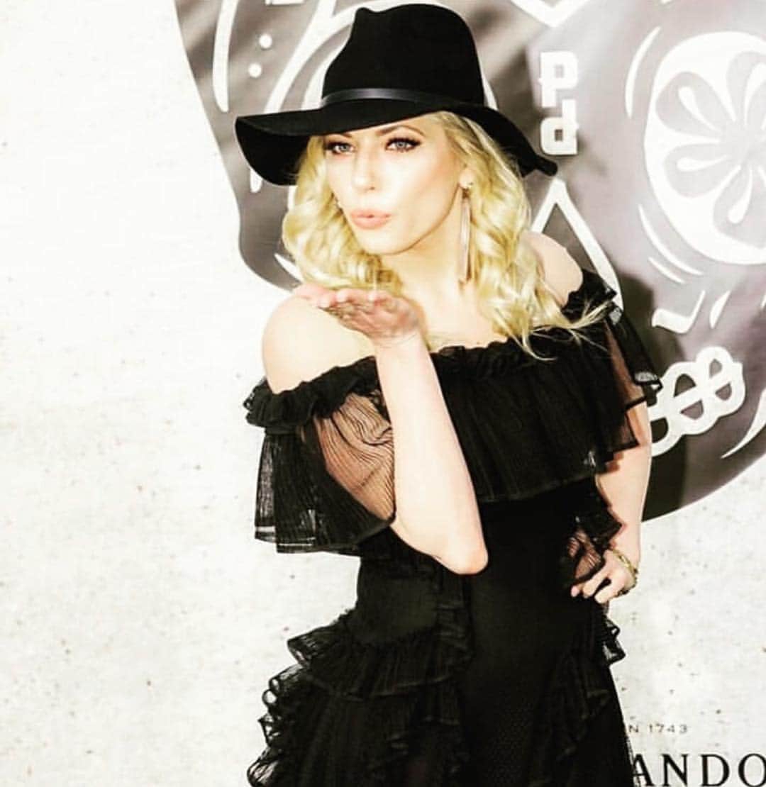 キャサリン・ウィニックのインスタグラム：「Heading to Cannes to kick off the 2019 Cannes International Series Festival. Can’t wait to see you all!💋 #officialjury」