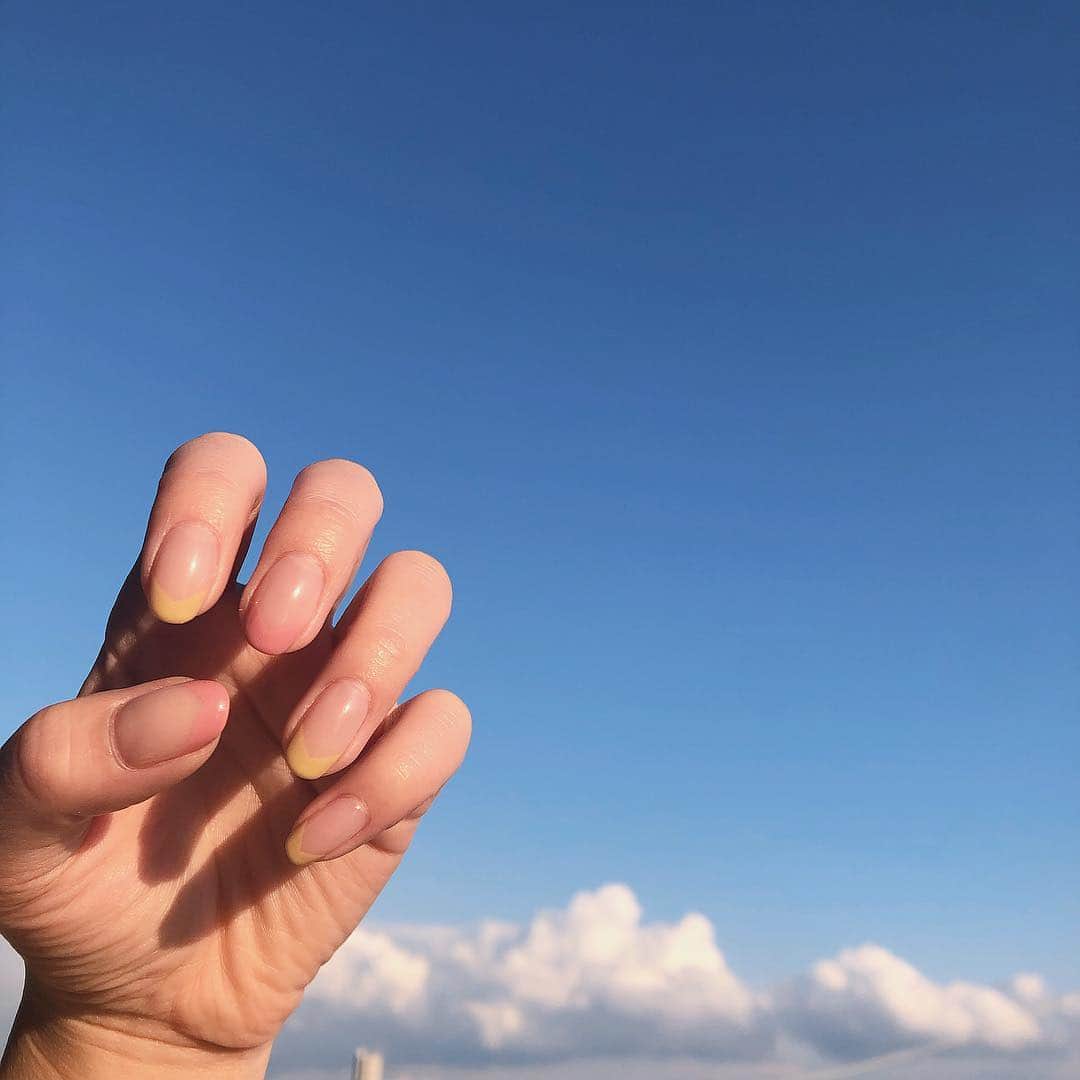 藤川沙弥のインスタグラム：「GM☀︎New Nail💅🏻❤︎﻿﻿ ﻿﻿ 淡いピンクと黄色のVフレンチ🐝🌸﻿﻿ @marina55 さんにわがまま伝えて﻿﻿ 絶妙カラーを１から作ってくださった🤤﻿﻿ 手元が明るいと気分も上がる❤︎❤︎﻿ ﻿ ﻿ ﻿ ﻿ #diptyMOILA_2018ssnail﻿﻿ #diptyMOILA ﻿﻿ #diptyMOILA_spot﻿﻿ #nail #ネイル#sayapi_nail﻿」