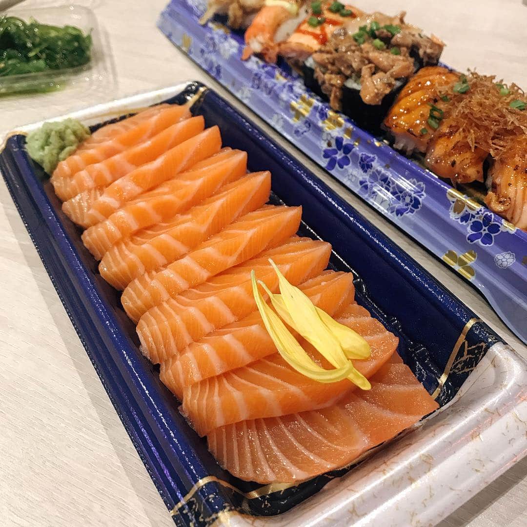 Eat With Steph & Coさんのインスタグラム写真 - (Eat With Steph & CoInstagram)「I had sashimi today for dinner. It was bomb. That is all. Thanks for reading, good night! 🍣 📷 @verna.banana #sashimi #sushi #japanesefood #japanese #seafood #juicy #salmon #yum #healthyeats」4月4日 7時23分 - eatwithsteph_ldn