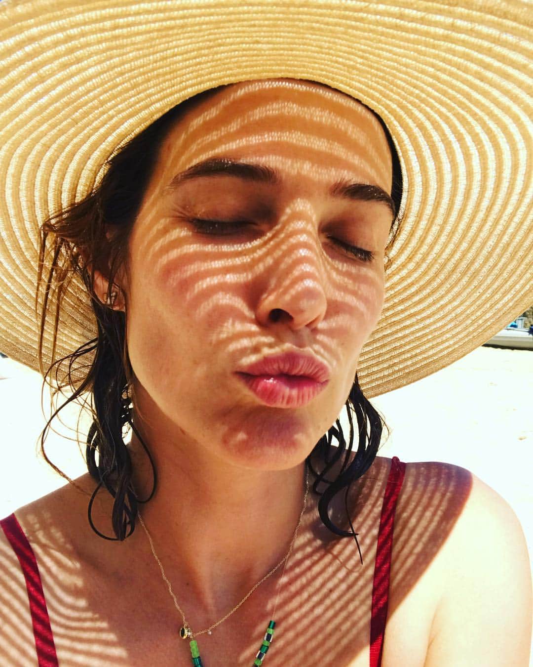コビー・スマルダーズのインスタグラム：「Thank you for all the Birthday love. Says the now older women who wears large hats in the sun...🏝☀️」