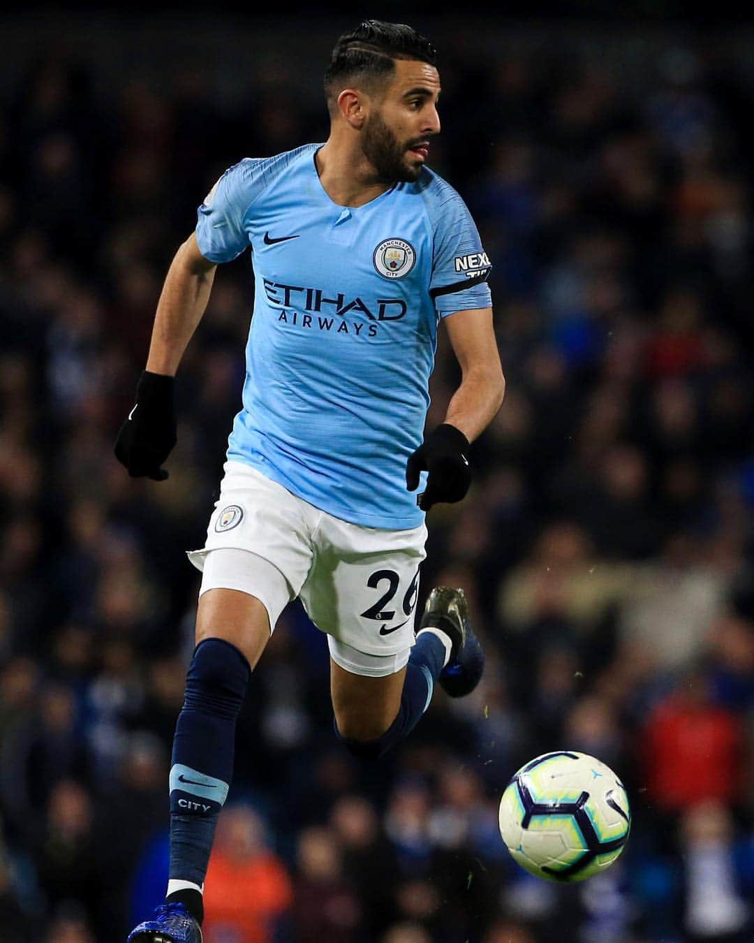 リヤド・マフレズのインスタグラム：「Job done we back to top mancity 🙌🔵」