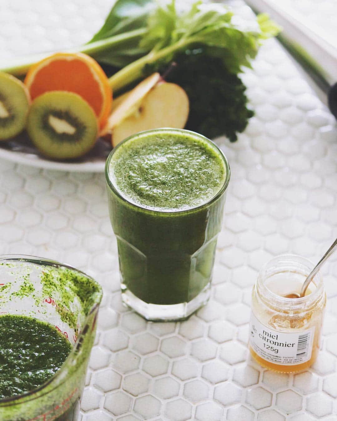樋口正樹さんのインスタグラム写真 - (樋口正樹Instagram)「Vitality Smoothie . 朝のグリーンスムージー。 今朝は小松菜とセロリと パセリと林檎とキウイと オレンジを組み合わせて。 ざっくりと刻んでまとめ、 ハチミツと水を加えたら ミキサーなどでガーッと 攪拌したらお手軽に完成。 . 旬の葉野菜や果物など、お好みの組み合わせで気軽に楽しめるグリーンスムージー。豊富な食物繊維を消化良くいただけるので、健康、美容、ダイエットなどにとても効果的な飲み物。簡単で続けやすく、忙しい朝にもとってもおすすめ。春の新生活にぜひはじめてみてはいかがでしょう！ . . 健康チェックや運動を続けると、保険料が変動する。未来を変えていく、健康増進型保険”住友生命「Vitality」”さんのPRに参加中 @sumitomolife_vitality . . #vitalityスタイル #ヘルシーライフ #丁寧な暮らし #住友生命Vitality #promotion」4月4日 7時26分 - higuccini