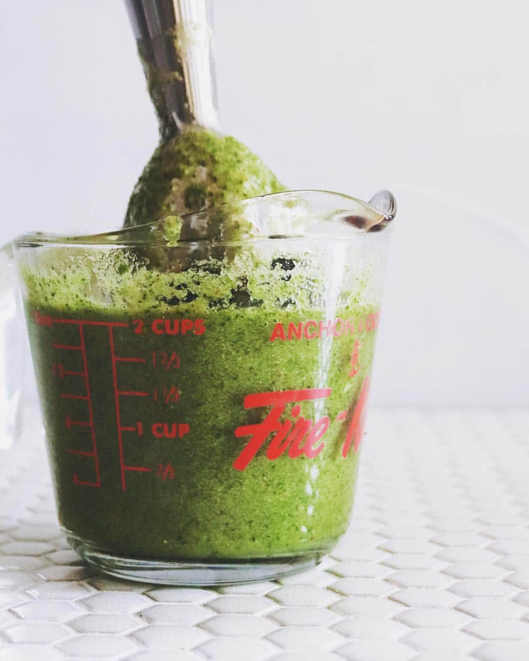 樋口正樹さんのインスタグラム写真 - (樋口正樹Instagram)「Vitality Smoothie . 朝のグリーンスムージー。 今朝は小松菜とセロリと パセリと林檎とキウイと オレンジを組み合わせて。 ざっくりと刻んでまとめ、 ハチミツと水を加えたら ミキサーなどでガーッと 攪拌したらお手軽に完成。 . 旬の葉野菜や果物など、お好みの組み合わせで気軽に楽しめるグリーンスムージー。豊富な食物繊維を消化良くいただけるので、健康、美容、ダイエットなどにとても効果的な飲み物。簡単で続けやすく、忙しい朝にもとってもおすすめ。春の新生活にぜひはじめてみてはいかがでしょう！ . . 健康チェックや運動を続けると、保険料が変動する。未来を変えていく、健康増進型保険”住友生命「Vitality」”さんのPRに参加中 @sumitomolife_vitality . . #vitalityスタイル #ヘルシーライフ #丁寧な暮らし #住友生命Vitality #promotion」4月4日 7時26分 - higuccini