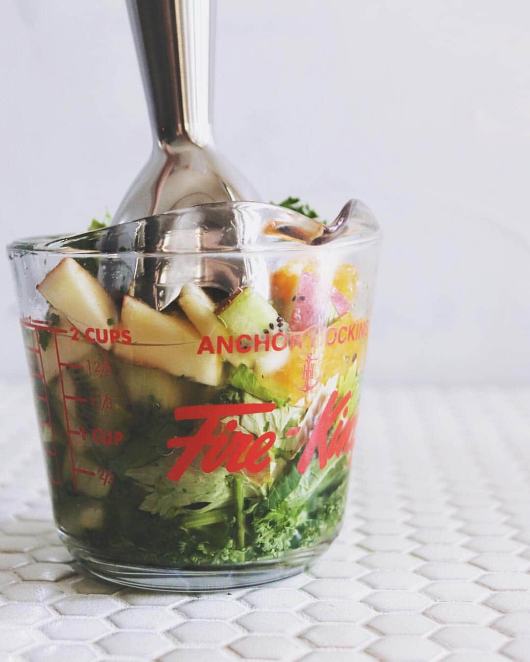 樋口正樹さんのインスタグラム写真 - (樋口正樹Instagram)「Vitality Smoothie . 朝のグリーンスムージー。 今朝は小松菜とセロリと パセリと林檎とキウイと オレンジを組み合わせて。 ざっくりと刻んでまとめ、 ハチミツと水を加えたら ミキサーなどでガーッと 攪拌したらお手軽に完成。 . 旬の葉野菜や果物など、お好みの組み合わせで気軽に楽しめるグリーンスムージー。豊富な食物繊維を消化良くいただけるので、健康、美容、ダイエットなどにとても効果的な飲み物。簡単で続けやすく、忙しい朝にもとってもおすすめ。春の新生活にぜひはじめてみてはいかがでしょう！ . . 健康チェックや運動を続けると、保険料が変動する。未来を変えていく、健康増進型保険”住友生命「Vitality」”さんのPRに参加中 @sumitomolife_vitality . . #vitalityスタイル #ヘルシーライフ #丁寧な暮らし #住友生命Vitality #promotion」4月4日 7時26分 - higuccini