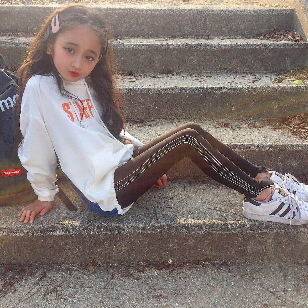 韓国子供服♡smilekids(すまいるきっず) さんのインスタグラム写真 - (韓国子供服♡smilekids(すまいるきっず) Instagram)「* * ☻ご覧頂き有難うございます☻ . . . 💛2019春夏新作🍂💛 . . . . ︎︎︎︎︎︎︎︎︎︎︎︎︎︎︎︎☑︎バックプリントが可愛い♥ STAFFパーカー♥ サイド英字デザインがお洒落な 切りっぱなしレギンス販売中です✨  これから、大活躍する マストアイテムです☺︎ 是非、ゲットして下さい😘 . . . . ———————————————— ♡着画model みゆうᒼᑋªⁿ♡ ☺︎smilekid専属model☺︎ @miiiina0910  身長 125cm 22kg size140 ————————————————— . . web shop http://smilekids888.com/で販売しています← —————————————————— ★ゆうちょ振込での購入も可能です★ web shopより、在庫を確認後  商品名、サイズ、カラーをDMにて 連絡頂けると幸いです☺︎ 確認後のお返事になりますので お時間を頂く場合があります。 在庫が少ない場合や再入荷の人気商品は 取り置きが難しい事があります。 ご了承ください🥺 . . —————————————————— ご購入してくださった方へ✉️ @smilekids888 をタグ付けして投稿して頂いた方を ストーリーにて紹介させて頂きます😍  さらに‥抽選で‥ 毎月、５名様にお買い物で使えるクーポンを プレゼント🎁致します☺️ . 1等‥1.000円OFFクーポン(2名様) 2等‥500円OFFクーポン(3名様) . 沢山のタグ付けをお待ちしています😍  _________________________________________ . ☻webshopには.Instagramプロフより リンクでとべます✈︎✈︎✈︎ http://smilekids888.com/ . #熊本ママ #山鹿 #裏起毛 #韓国子供服 #格安#お洒落を発信 #熊本 #キッズコーデ #キッズ#キッズファッション  #ig_kids #kids_japan #ボーダー #kjp_ootd #今日の服 #kidsfashion #プチプラコーデ  #プチプラファッション #mamagirl #リンクコーデ#ママリ#smilekids #３歳#４歳#５歳#春#新作#カラフル」4月4日 7時26分 - smilekids888