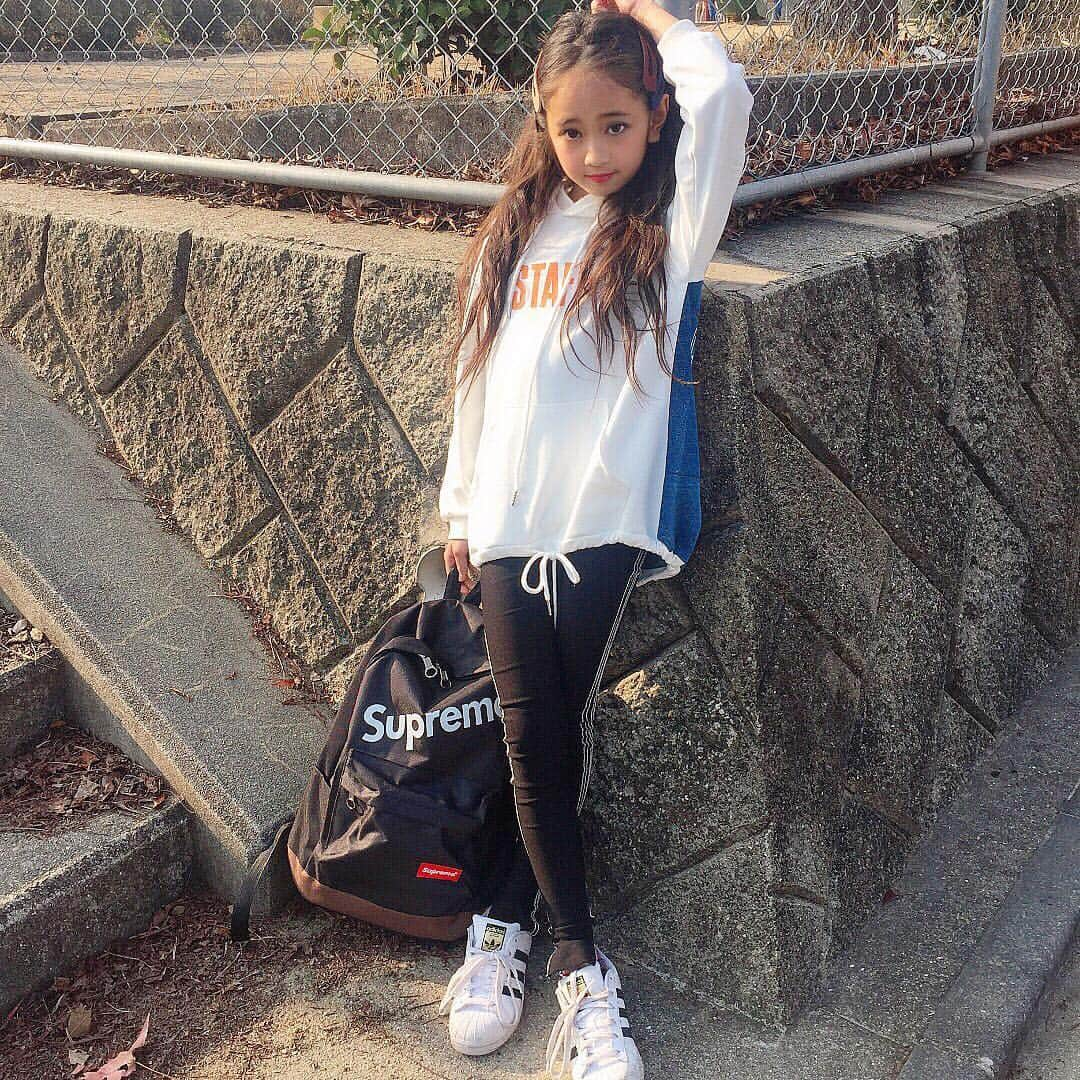 韓国子供服♡smilekids(すまいるきっず) さんのインスタグラム写真 - (韓国子供服♡smilekids(すまいるきっず) Instagram)「* * ☻ご覧頂き有難うございます☻ . . . 💛2019春夏新作🍂💛 . . . . ︎︎︎︎︎︎︎︎︎︎︎︎︎︎︎︎☑︎バックプリントが可愛い♥ STAFFパーカー♥ サイド英字デザインがお洒落な 切りっぱなしレギンス販売中です✨  これから、大活躍する マストアイテムです☺︎ 是非、ゲットして下さい😘 . . . . ———————————————— ♡着画model みゆうᒼᑋªⁿ♡ ☺︎smilekid専属model☺︎ @miiiina0910  身長 125cm 22kg size140 ————————————————— . . web shop http://smilekids888.com/で販売しています← —————————————————— ★ゆうちょ振込での購入も可能です★ web shopより、在庫を確認後  商品名、サイズ、カラーをDMにて 連絡頂けると幸いです☺︎ 確認後のお返事になりますので お時間を頂く場合があります。 在庫が少ない場合や再入荷の人気商品は 取り置きが難しい事があります。 ご了承ください🥺 . . —————————————————— ご購入してくださった方へ✉️ @smilekids888 をタグ付けして投稿して頂いた方を ストーリーにて紹介させて頂きます😍  さらに‥抽選で‥ 毎月、５名様にお買い物で使えるクーポンを プレゼント🎁致します☺️ . 1等‥1.000円OFFクーポン(2名様) 2等‥500円OFFクーポン(3名様) . 沢山のタグ付けをお待ちしています😍  _________________________________________ . ☻webshopには.Instagramプロフより リンクでとべます✈︎✈︎✈︎ http://smilekids888.com/ . #熊本ママ #山鹿 #裏起毛 #韓国子供服 #格安#お洒落を発信 #熊本 #キッズコーデ #キッズ#キッズファッション  #ig_kids #kids_japan #ボーダー #kjp_ootd #今日の服 #kidsfashion #プチプラコーデ  #プチプラファッション #mamagirl #リンクコーデ#ママリ#smilekids #３歳#４歳#５歳#春#新作#カラフル」4月4日 7時26分 - smilekids888