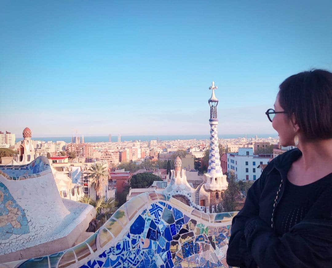金子エミさんのインスタグラム写真 - (金子エミInstagram)「高い所が小さな頃から好きな私。バルセロナの街が一望できる… #グエル公園 💠🌿💠🌿今まで行った公園の中で、最も木々が素晴らしい公園でした。カイトがママに会いたいよー❣️って♡なんて可愛い息子なんでしょう。はい、もう帰りますよ。待っててねー❤️ #Spain #Barcelona #グエルパーク」4月4日 7時27分 - emikaneko1114