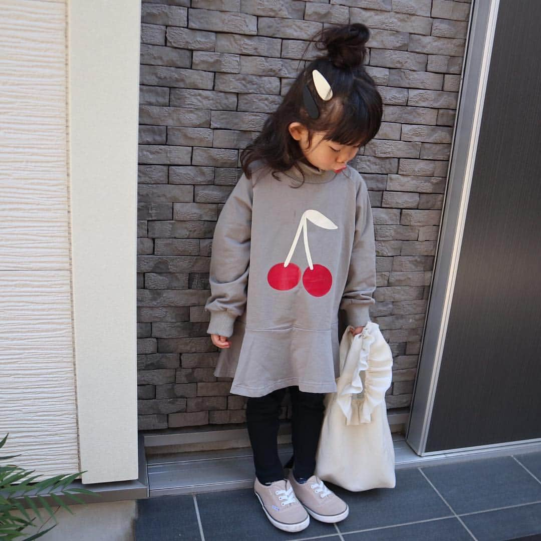 韓国子供服♡smilekids(すまいるきっず) さんのインスタグラム写真 - (韓国子供服♡smilekids(すまいるきっず) Instagram)「* * ☻ご覧頂き有難うございます☻ . . . 💛2019年春夏新作🍂💛 . . ︎︎︎︎︎︎︎︎☑︎さくらんぼプリントが 可愛い🍒ワンピース販売中です♥ 在庫わずかです!! COLOR違い、ホワイトも販売中♥ . . .  7.500円以上お買い上げ頂いた方は 送料無料となります。 尚、購入後は、同梱などは 受付ておりませんのでご了承下さい。 . . . ♡着画model ゆずchan ☺︎smilekids 専属model☺︎ @_tomomi18  身長 96cm 体重14kg size 110 . . . 🆕新作、続々入荷中♪ webで販売しています♡ . . . . ————————————————— . . web shop http://smilekids888.com/で販売しています← —————————————————— ★ゆうちょ振込での購入も可能です★ web shopより、在庫を確認後  商品名、サイズ、カラーをDMにて 連絡頂けると幸いです☺︎ 確認後のお返事になりますので お時間を頂く場合があります。 在庫が少ない場合や再入荷の人気商品は 取り置きが難しい事があります。 ご了承ください🥺 . . —————————————————— ご購入してくださった方へ✉️ @smilekids888 をタグ付けして投稿して頂いた方を ストーリーにて紹介させて頂きます😍  さらに‥抽選で‥ 毎月、５名様にお買い物で使えるクーポンを プレゼント🎁致します☺️ . 1等‥1.000円OFFクーポン(2名様) 2等‥500円OFFクーポン(3名様) . 沢山のタグ付けをお待ちしています😍  ____________________________________ . . . . . . . ☻webshopには.Instagramプロフより リンクでとべます✈︎✈︎✈︎ http://smilekids888.com/ . #熊本ママ #山鹿 #webshop #韓国子供服 #格安#お洒落を発信 #熊本 #キッズコーデ #キッズ#キッズファッション  #ig_kids #kids_japan #親バカ部  #kjp_ootd #今日の服 #kidsfashion #プチプラコーデ  #プチプラファッション #mamagirl #リンクコーデ#ママリ#フォーマル #卒園式ファッション」4月4日 7時30分 - smilekids888