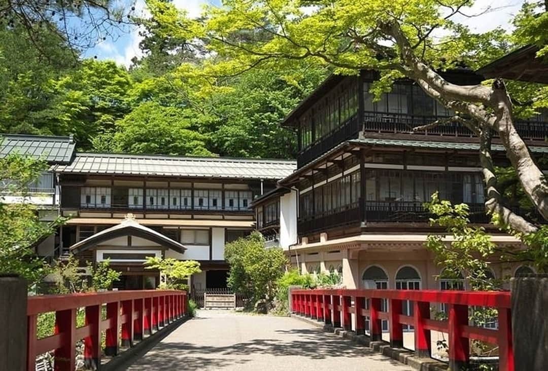 のインスタグラム：「江戸時代の創業から300年以上の歴史を紡ぐ積善館は、数多くの文人墨客が逗留した場所でもあります。窓の外にそっと目を向ければ、若松と老松の揺れる姿が。四季ごとに揺れうつる命の芽吹きと終わり。その艶やかさと静寂が、ここが特別な空間であることを教えてくれるのです。 . 📍積善館/群馬 . . . 気になる宿の詳細はプロフィールから▶ @relux_jp . #積善館 #Relux #リラックス #旅行 #群馬 #旅館 #温泉#国内旅行 #旅したくなるフォト #旅の記録 #大人の休日 #風景写真 #おでかけ #大人旅 #旅スタグラム #旅が好き #旅フォト #ダレカニミセタイケシキ #旅行好き#美しい日本  #trip #travel #gunma #onsen #unknownjapan #japantravel #ig_japan #instatravelgram #instatravelling #japanesehotels」