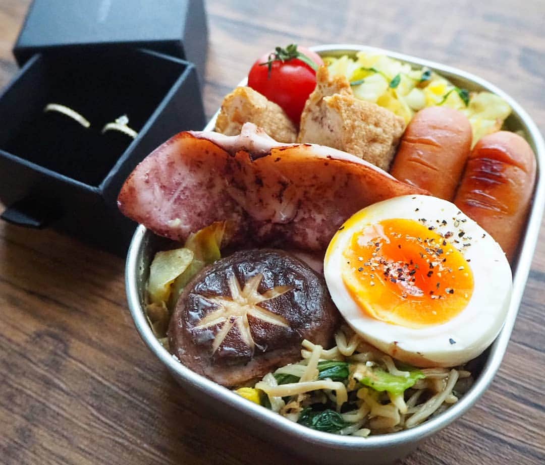 yukirichi119さんのインスタグラム写真 - (yukirichi119Instagram)「2019/04/04(木) #2019ゆきりち弁当 ＊ おはようございまーす🖐😀 オカマの日ーーー⤴⤴⤴ 今日も相変わらずの オットのゆるっと糖質オフ弁当🍱です。 ✼••┈┈┈┈••✼••┈┈┈┈••✼ ●ご飯がわりのキャベツと３回目の豆苗の塩コショウ炒め ●焼きウインナー ●厚揚げの出汁煮※ ●ゆでたまごのバジルピクルス※ ●チンゲン菜とえのきのジャコおかか炒め※ ●イカの塩焼き ●椎茸と長ネギのバター焼き ●🍅 ※印は今週のゆる糖質オフ作り置きから ✼••┈┈┈┈••✼••┈┈┈┈••✼ 一緒の💍*。は、 結婚しましたーーー❤️💒💑💍💐 ･･･ではなくて、 🇸🇪スウェーデン・ストックホルムの マークミレン @marcmirren さんから🎁 ３つのアイテムを同時に購入すると、 その中の一番安い指輪が無料になるよ🙌 すごいねー😲 ⬇15％offのクーポンコード(期限なし) 「yuki15」 ぜひー✨ #marcmirren #マークミレン ＊ ブログにも遊びに来てね😘 プロフ( @yukirichi119 )から飛べます🔗✨ --------------------------------------------------- #工房アイザワ #工房アイザワ360ml #昼食 #diet #お弁当 #弁当 #作り置き #食べて痩せる #bento #旦那弁当 #lunchbox #昼ごはん #Japanesefood  #instafood #地味弁 #糖質制限中 #作り置き弁当 #糖質オフ #糖質制限 #ダイエット #ダイエット弁当 #いか焼き #夫弁当  #野菜炒め」4月4日 7時40分 - yukirichi119