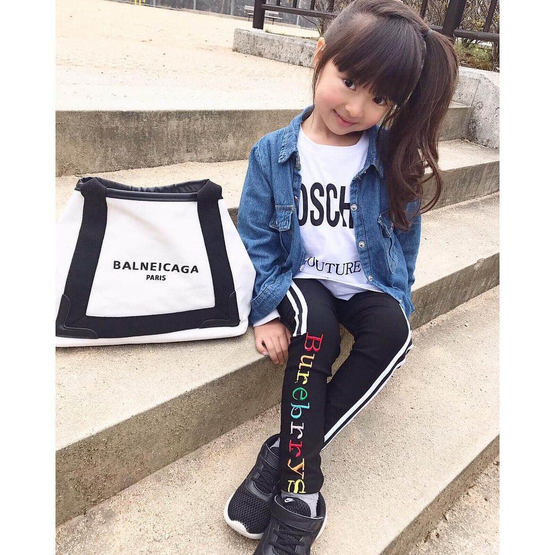 韓国子供服♡smilekids(すまいるきっず) さんのインスタグラム写真 - (韓国子供服♡smilekids(すまいるきっず) Instagram)「* * ☻ご覧頂き有難うございます☻ . . ︎︎︎︎☑︎カラフルな英字デザインが 可愛い♥ サイドラインレギンス販売中です♥ 1枚でインパクトありのレギンス♥ お洒落に着こなせます♥️ . . これから暖かくなる春の マストアイテムにして下さい。 . . . ☺︎着画model りりかᒼᑋªⁿ☺︎ ☺︎smilekids専属model☺︎ @asuka0921  身長:102cm 体重:15kg size:120 . ————————————————— . . web shop http://smilekids888.com/で販売しています← —————————————————— ★ゆうちょ振込での購入も可能です★ web shopより、在庫を確認後  商品名、サイズ、カラーをDMにて 連絡頂けると幸いです☺︎ 確認後のお返事になりますので お時間を頂く場合があります。 在庫が少ない場合や再入荷の人気商品は 取り置きが難しい事があります。 ご了承ください🥺 . . —————————————————— ご購入してくださった方へ✉️ @smilekids888 をタグ付けして投稿して頂いた方を ストーリーにて紹介させて頂きます😍  さらに‥抽選で‥ 毎月、５名様にお買い物で使えるクーポンを プレゼント🎁致します☺️ . 1等‥1.000円OFFクーポン(2名様) 2等‥500円OFFクーポン(3名様) . 沢山のタグ付けをお待ちしています😍  __________________ . . . . . . . . ☻webshopには.Instagramプロフより リンクでとべます✈︎✈︎✈︎ . . . . #熊本ママ #山鹿 #webshop #韓国子供服 #格安#お洒落さんと繋がりたい  #熊本 #キッズコーデ #裏起毛#キッズファッション  #ig_kids #kids_japan #親バカ部  #kjp_ootd #今日の服 #kidsfashion #プチプラコーデ  #プチプラファッション #mamagirl #リンクコーデ#ママリ#smilekids #３歳#４歳#５歳#春#新作#ファーデニム」4月4日 7時36分 - smilekids888